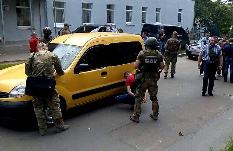 Спецназ СБУ посреди улицы в Житомире задержал работников полиции. ФОТО
