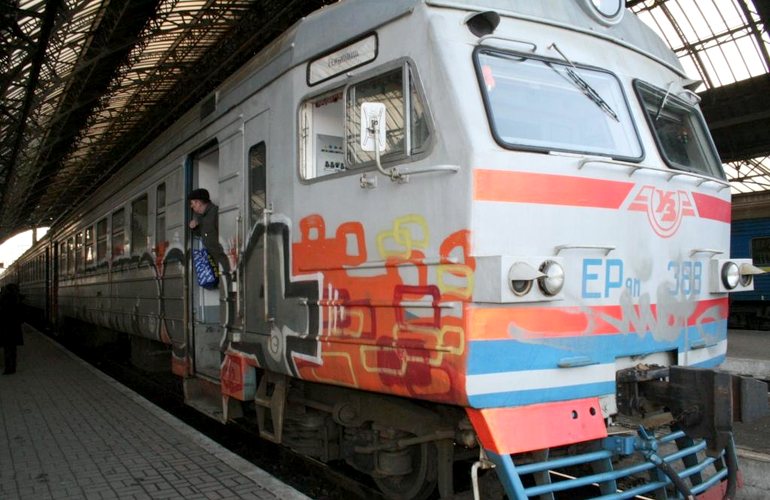 ​«Укрзалізниця» жалуется на вандалов, которые раскрашивают поезда в Житомирской области