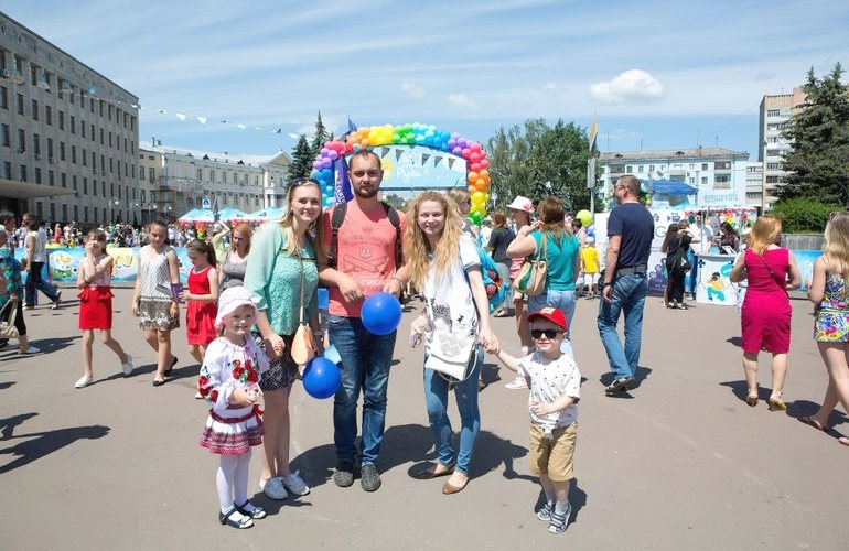 ​Праздник мороженого собрал в Житомире тысячи любителей «сладкого холода». ФОТО