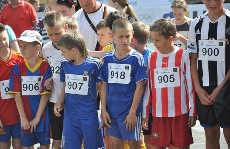 Олимпийский день в Житомире отметили сотни юных горожан. ФОТО
