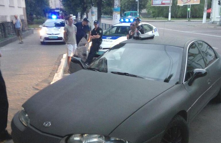 Полиция задержала в Житомире авто с пистолетом и наркотиками. ФОТО
