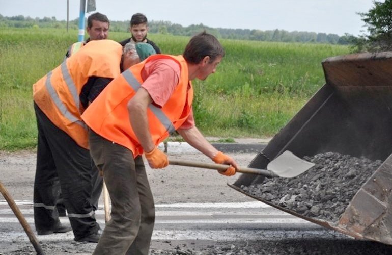 Дорожники отчитались о ремонте 165 тыс. квадратных метров дорог Житомирской области