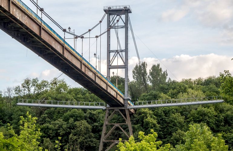 В Житомире мужчина залез на подвесной мост, чтобы покончить с собой. ФОТО