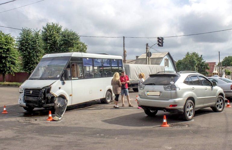 В Житомире Lada пронеслась на красный и врезалась в маршрутку с пассажирами. ФОТО