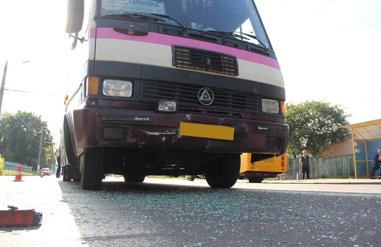 ДТП в Житомире: рейсовый автобус с пассажирами врезался в Volkswagen. ФОТО