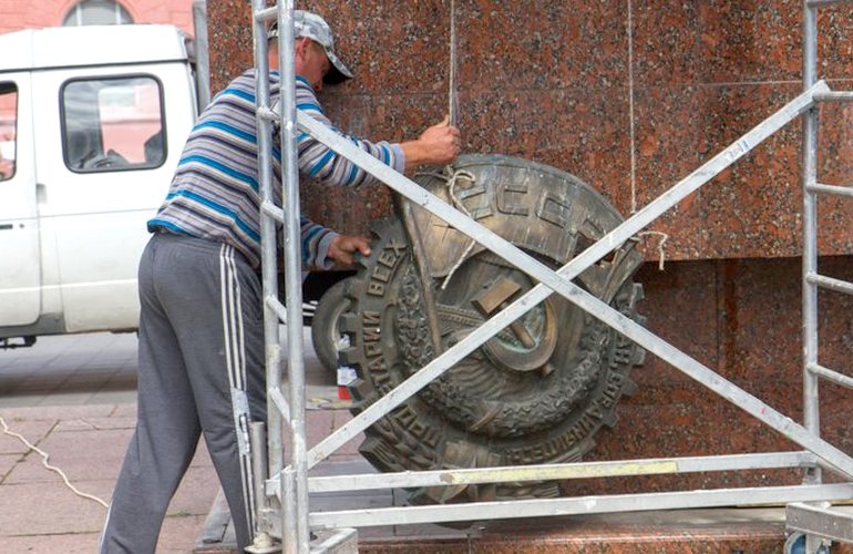 Памятный знак «Орден Трудового Красного Знамени» демонтировали в центре Житомира. ФОТО. ВИДЕО