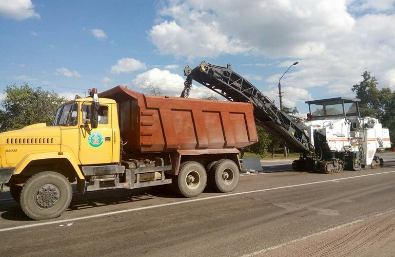 Дорожники начали ремонтировать автотрассу Житомир-Бердичев