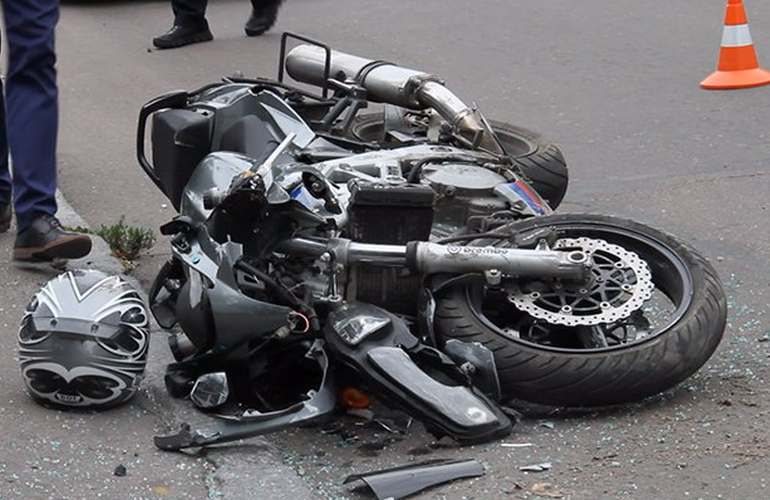 В Житомире байкер на спортивном мотоцикле врезался в Renault. ФОТО
