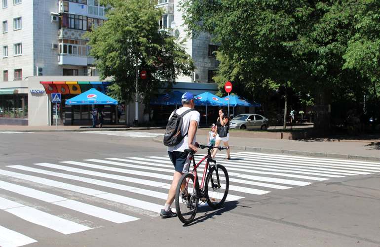 По требованию патрульной полиции в Житомире обновили разметку на пешеходных переходах. ФОТО