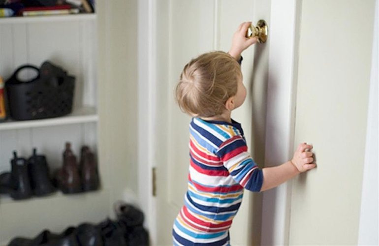 В Житомире 2-летний мальчик закрылся в квартире. Пришлось вызывать спасателей