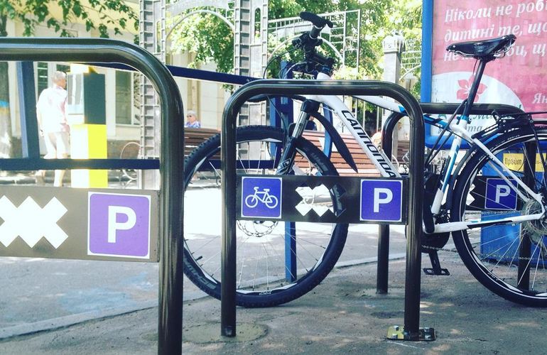 Для велосипедистов и их «железных коней» в Житомире уже установлено более 100 парковок
