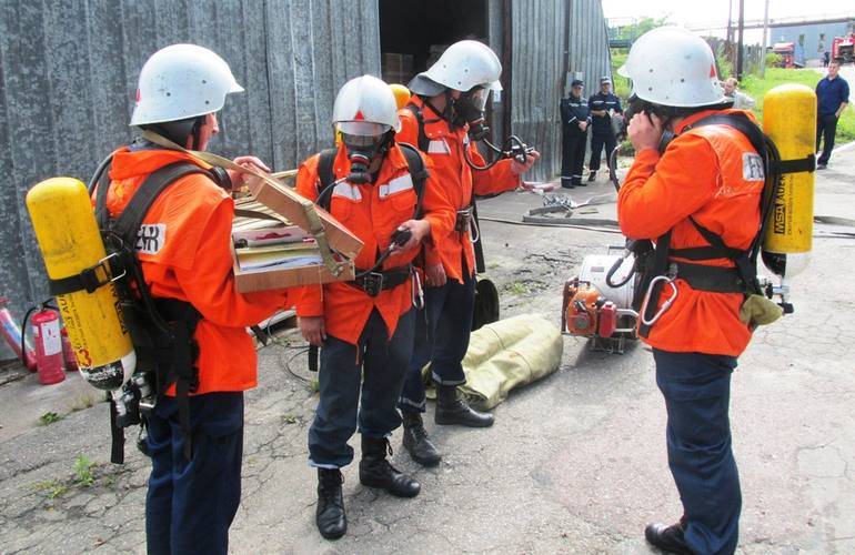 Спасатели учились тушить пожар на обувной фабрике в Житомире. ФОТО
