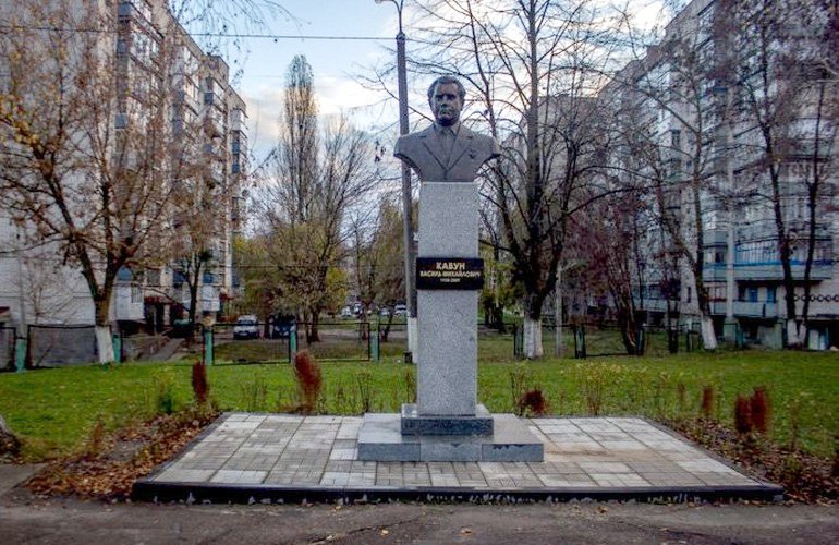 Попытка №2: Институт нацпамяти хочет, чтобы в Житомире демонтировали памятник Василию Кавуну