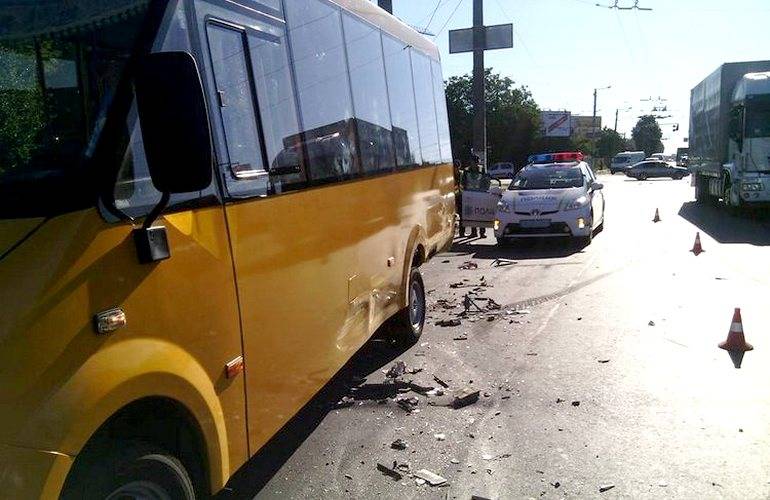 ДТП в Житомире: на проспекте Независимости Mercedes протаранил маршрутку. ФОТО