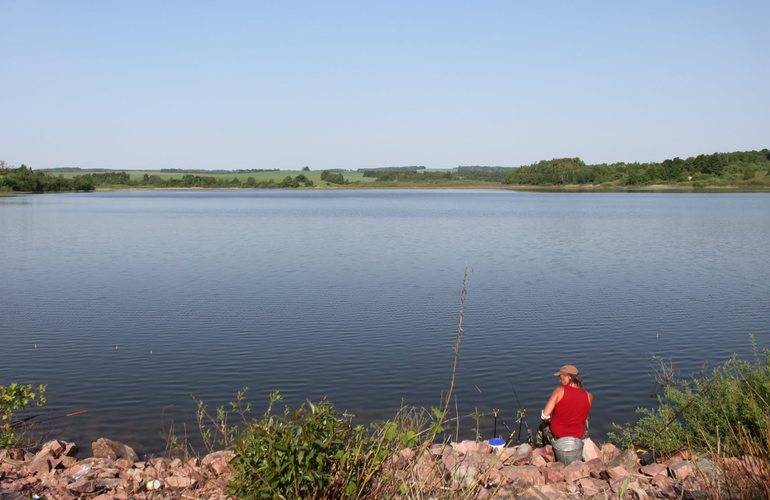 Киевская фирма занялась промышленным выловом рыбы на Житомирском водохранилище. Житомирянам теперь негде рыбачить. ВИДЕО