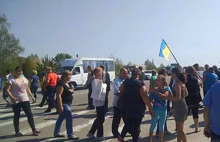На Житомирщине селяне перекрывали дорогу в знак протеста против реорганизации школы