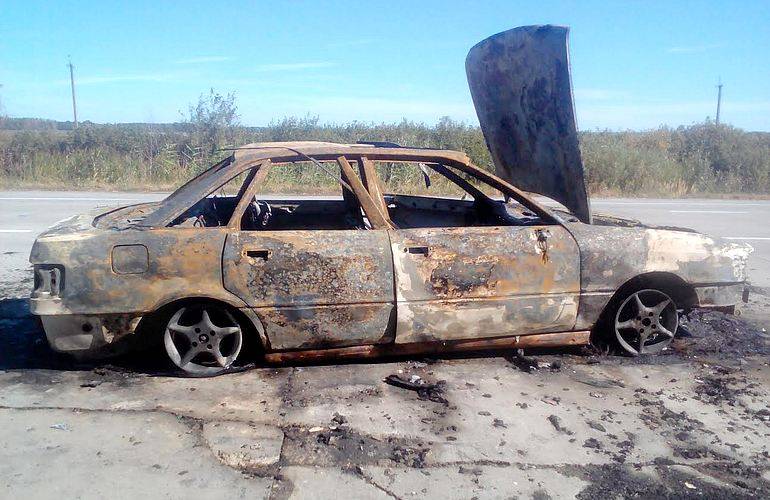 Посреди трассы в Житомирской области сгорел автомобиль. ФОТО