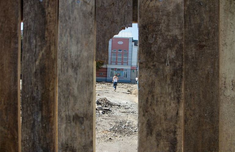 Единственную пешеходную улицу Житомира перекрыли деревянными заборами. ФОТОРЕПОРТАЖ