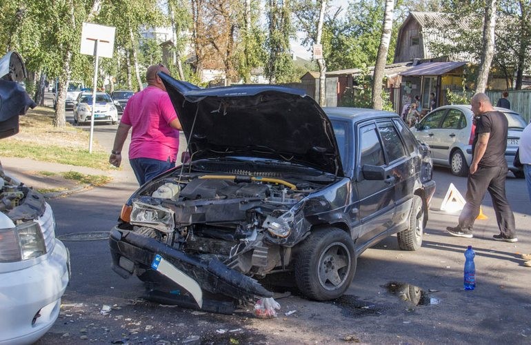 Отказали тормоза: водитель ВАЗа устроил в Житомире двойное ДТП. ФОТО