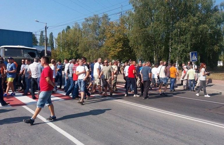 Разъяренные рыбаки перекрыли улицу Чудновскую в Житомире. ФОТО