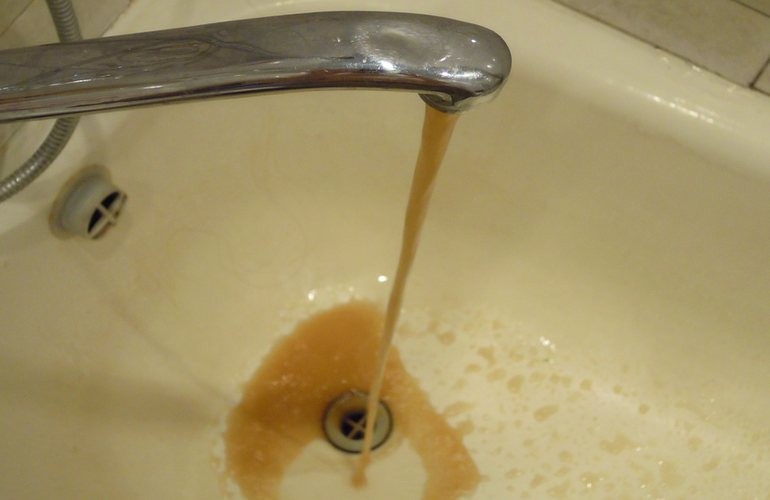 Житомир: Коричневая вода с неприятным запахом абсолютно безопасная для здоровья - работник КП «Житомирводоканал»