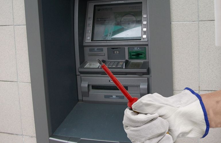 За ночь на Житомирщине «обчистили» два банкомата. Полиция разыскивает злоумышленников