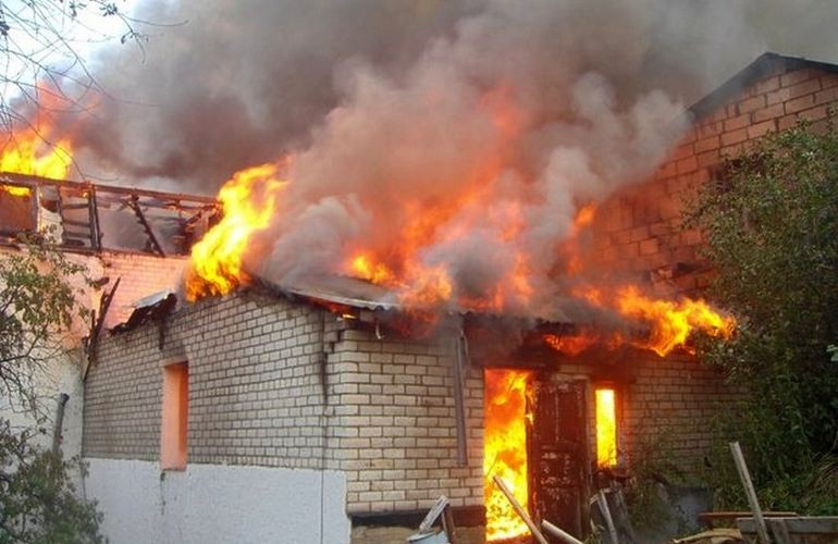Во время пожара в Житомире едва не погибла пенсионерка