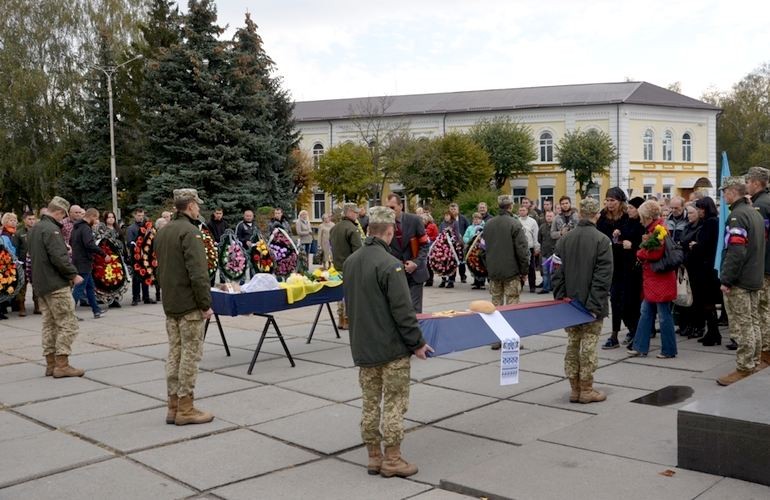 Сотни житомирян провели в последний путь сержанта 53-й бригады Виталия Ступака. ФОТО