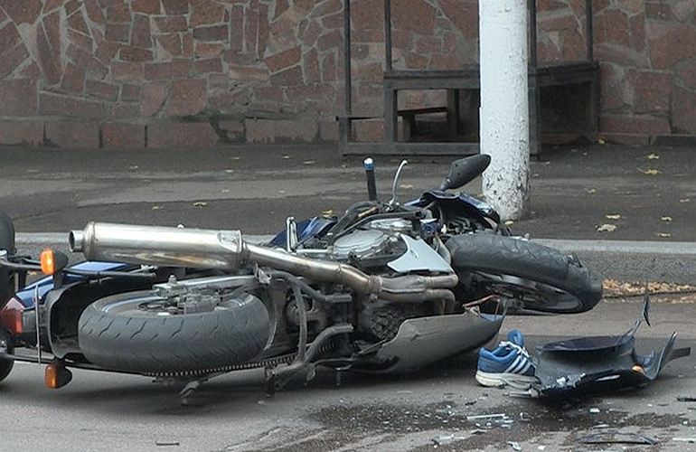 ДТП в Житомире: один человек попал в больницу после столкновения мотоцикла и авто. ФОТО