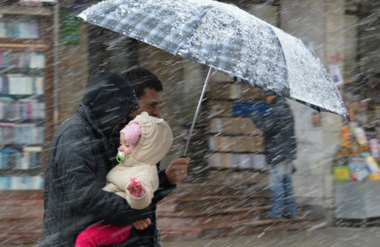 ​Синоптики объявили об ухудшении погоды в Житомире: сильный ветер, дождь и снег