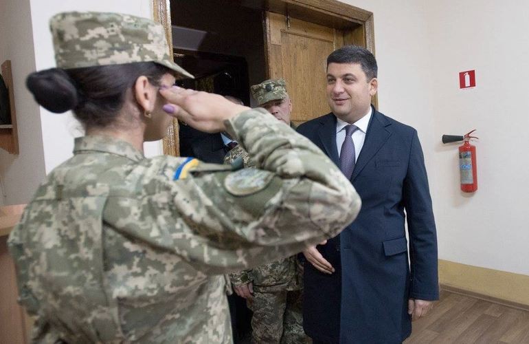 Премьер-министр Украины посетил центр подготовки десантников в Житомире. ФОТО