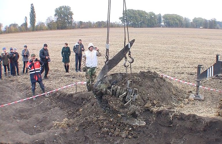 Посреди поля на Житомирщине откопали военный самолет, пролежавший в земле 72 года. ВИДЕО