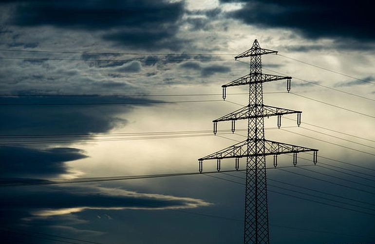 После мощного урагана в 4 районах Житомирщины восстанавливают электроснабжение