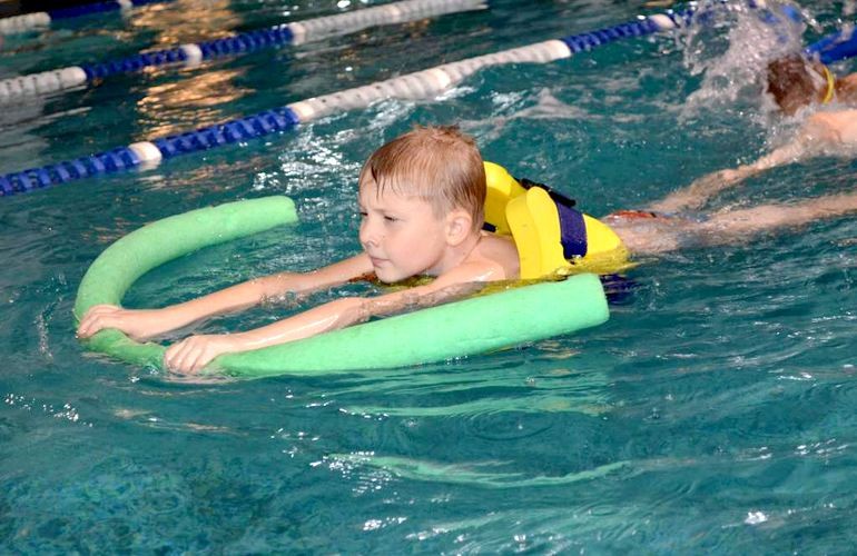 Житомирские школьники бесплатно занимаются плаванеим в спорткомплексе на Полевой. ФОТО
