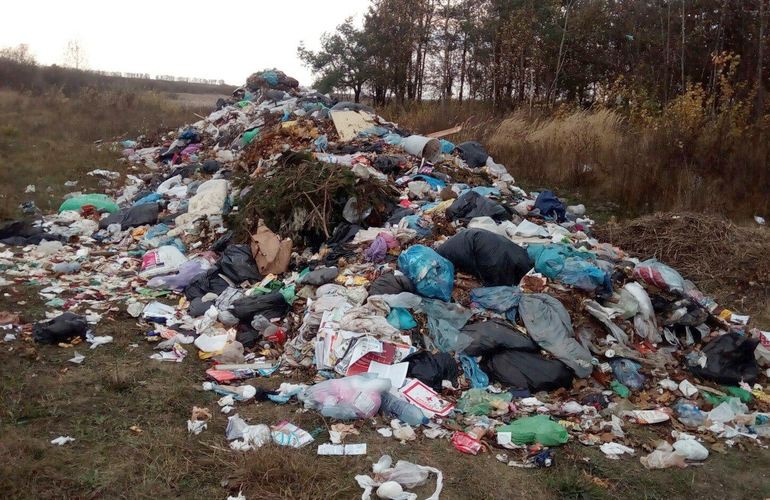 Львовский мусор путешествует по Житомирской области. Сброшено несколько тонн возле села Белокоровичи. ФОТО