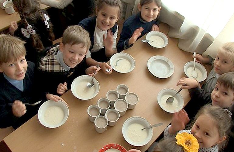 Что подают и сколько стоит обед в школьных столовых Житомира. ВИДЕО