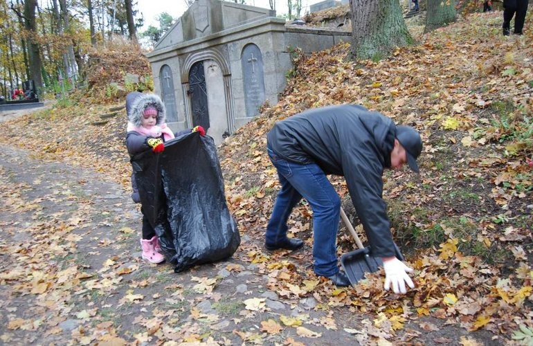Житомирские поляки убрали одно из крупнейших католических кладбищ в Украине