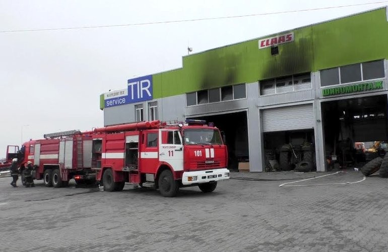 Масштабный пожар: два десятка пожарных тушили шиномонтаж под Житомиром. ФОТО