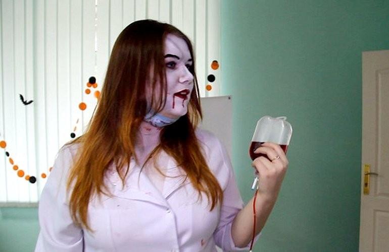 В канун Хэллоуина в Житомире провели акцию по сдаче крови – «Вампириаду». ФОТО
