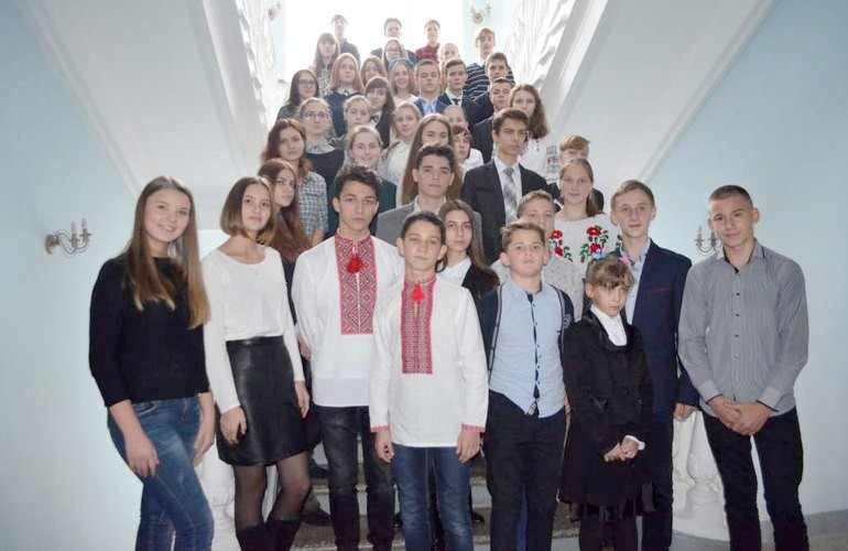 В Житомире 40 одаренных и талантливых детей наградили стипендиями городского головы. ФОТО