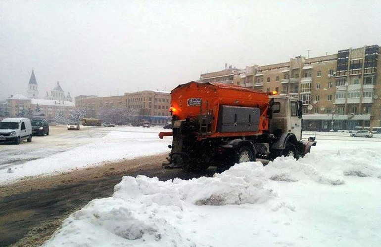 Улицы Житомира от снега убирают 27 единиц техники – горсовет