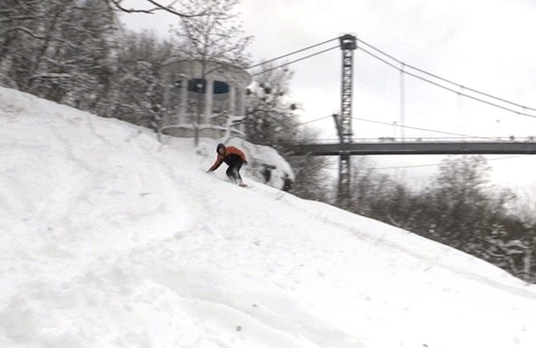Житомиряне используют заснеженные склоны парка Гагарина для катания на сноуборде. ВИДЕО