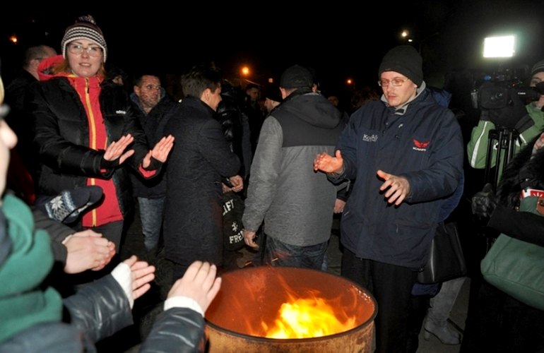 День Достоинства и Свободы в Житомире: власти и активисты собрались возле горящей бочки и рассказывали о Евромайдане. ФОТО