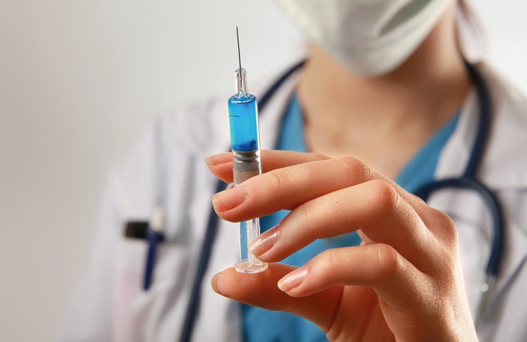 Для медработников житомирских больниц купили более 500 вакцин против гриппа