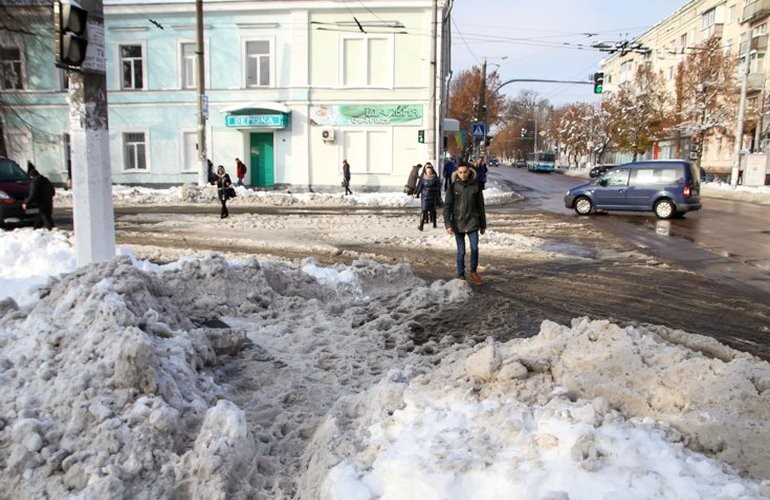 Житомир после снегопада: коммунальные службы города не справляются с уборкой. ФОТОРЕПОРТАЖ
