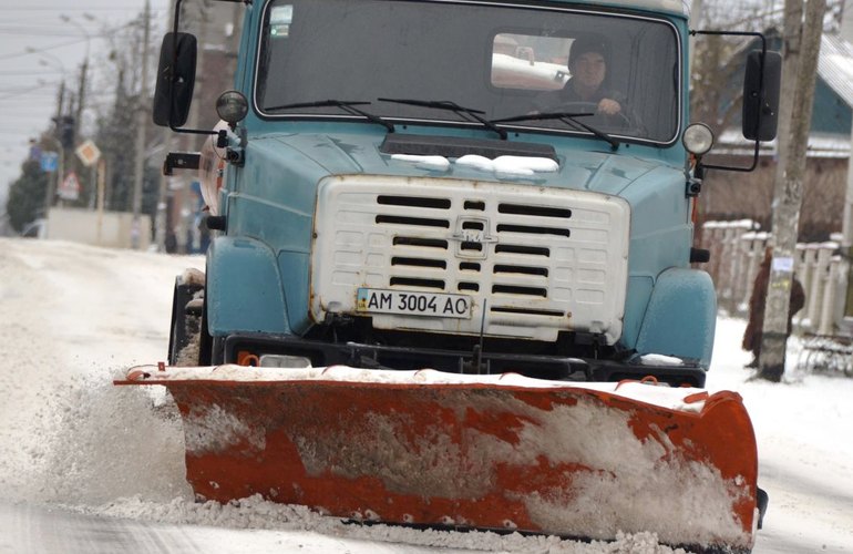 В Житомире на борьбу со снегом и гололедом выехало всего 16 единиц техники