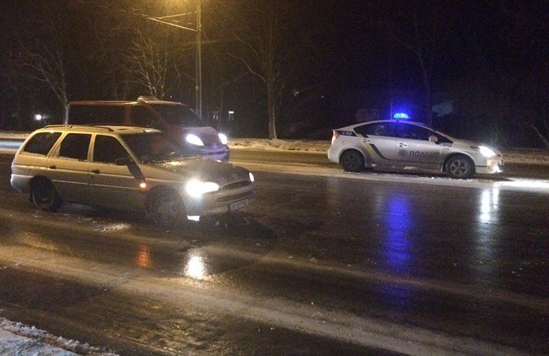Из-за сильного гололеда на проспекте Независимости в Житомире столкнулись 7 авто. ФОТО