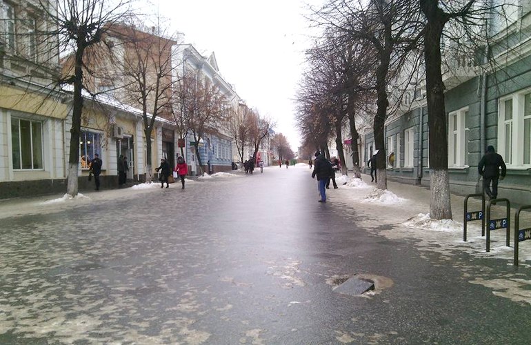 Дождь и небольшой мороз превратили улицу Михайловскую в каток. ФОТО