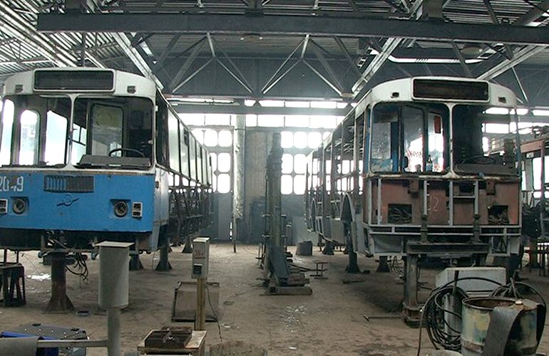 В житомирском ТТУ старый троллейбус хотят превратить в современный низкопольный транспорт