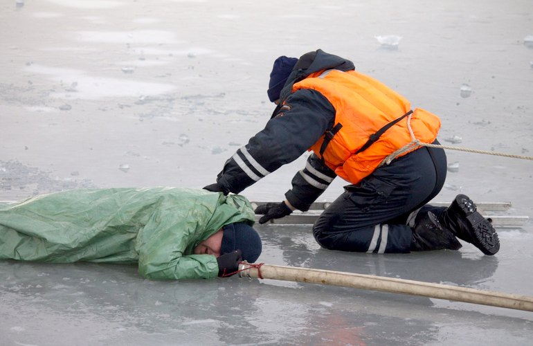 В Житомирской области спасатели пришли на помощь к рыбаку и сами провалились под лёд
